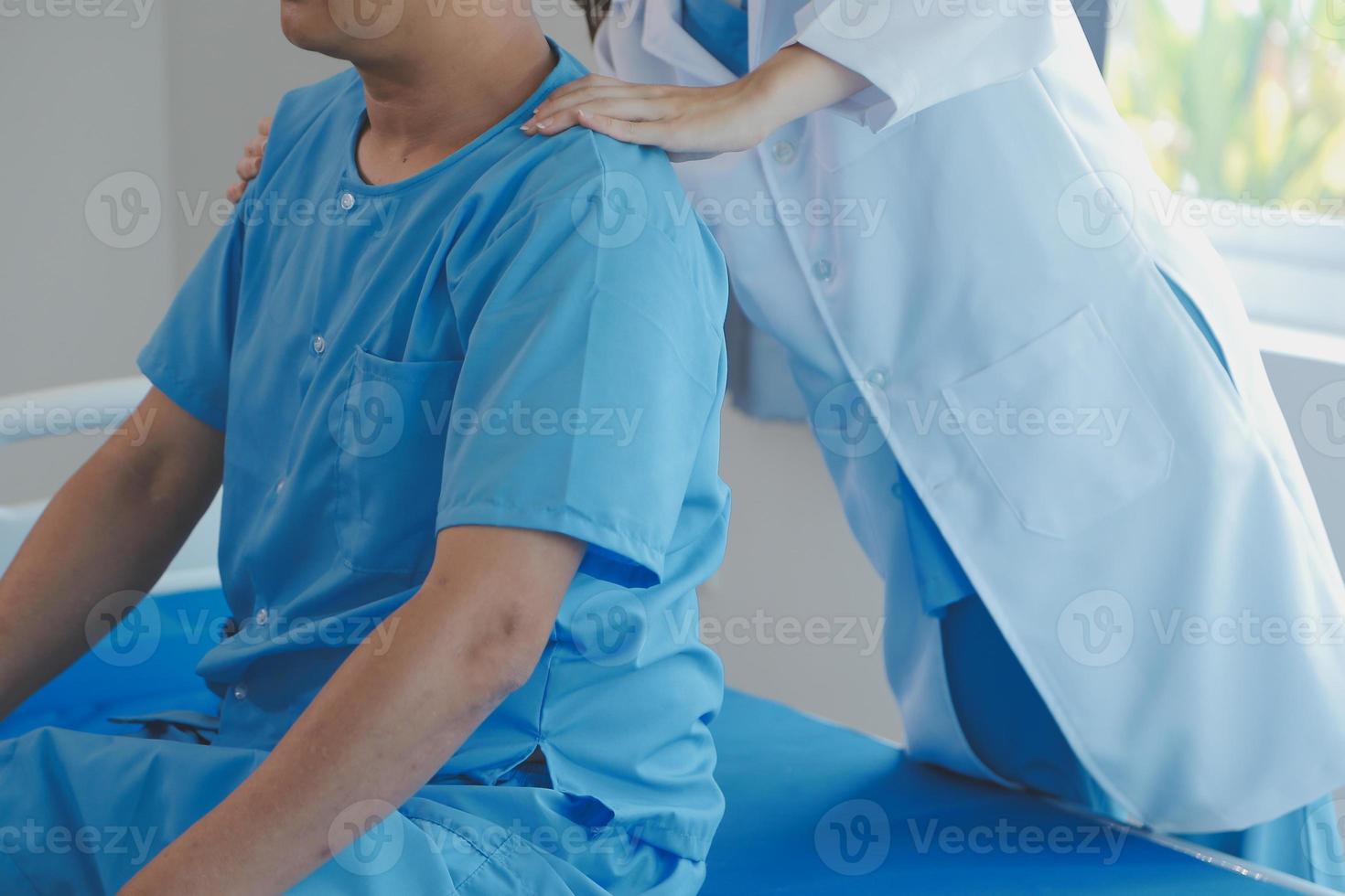 patient Faire certains spécial des exercices en dessous de surveillance dans une pièce photo