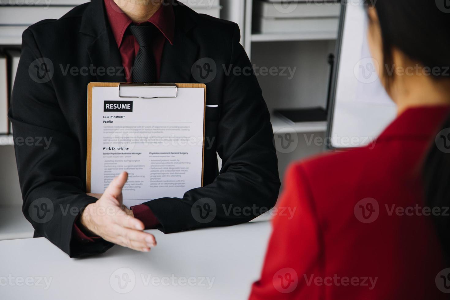 homme d'affaire ou emploi chercheur la revue le sien reprendre sur le sien bureau avant envoyer à découverte une Nouveau emploi avec stylo, cravate, des lunettes et numérique tablette. photo