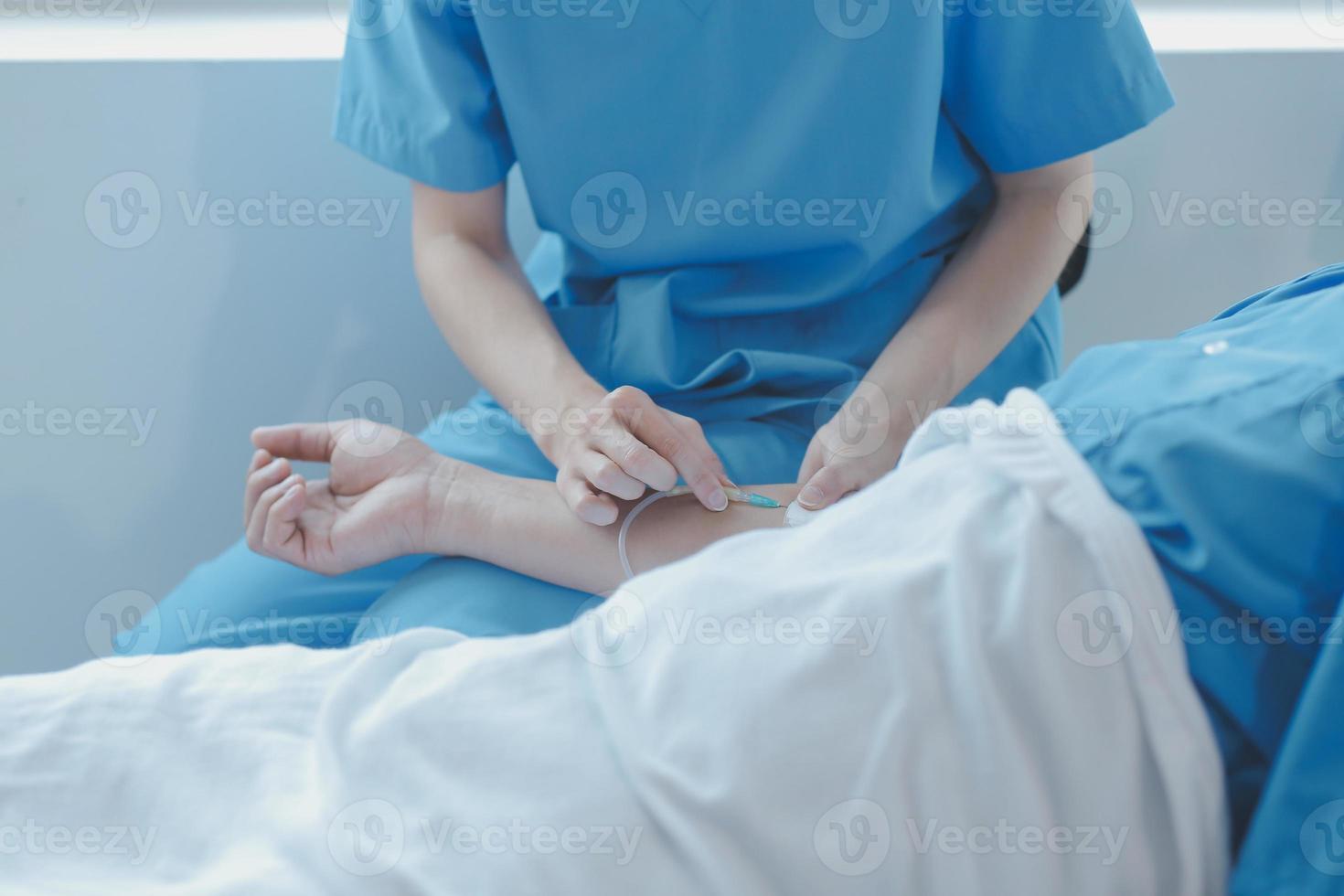 blessé patient montrant médecin cassé poignet et bras avec bandage dans hôpital Bureau ou urgence chambre. entorse, stress fracture ou répétitif souche blessure dans main. infirmière portion client. premier aide. photo