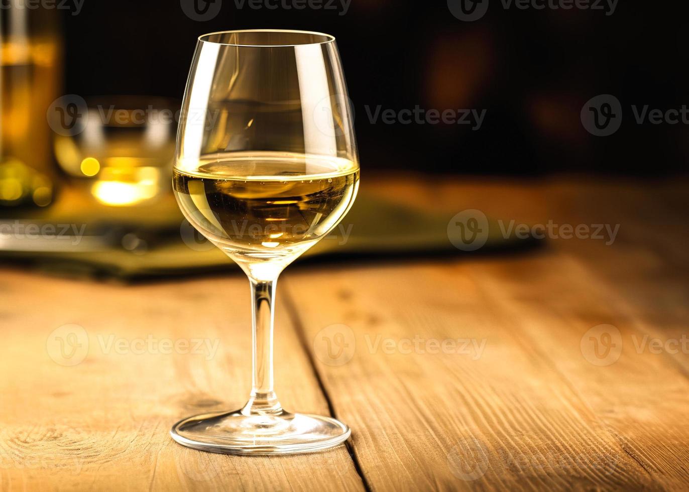 verre de vin de blanc du vin sur une en bois table dans une restaurant photo