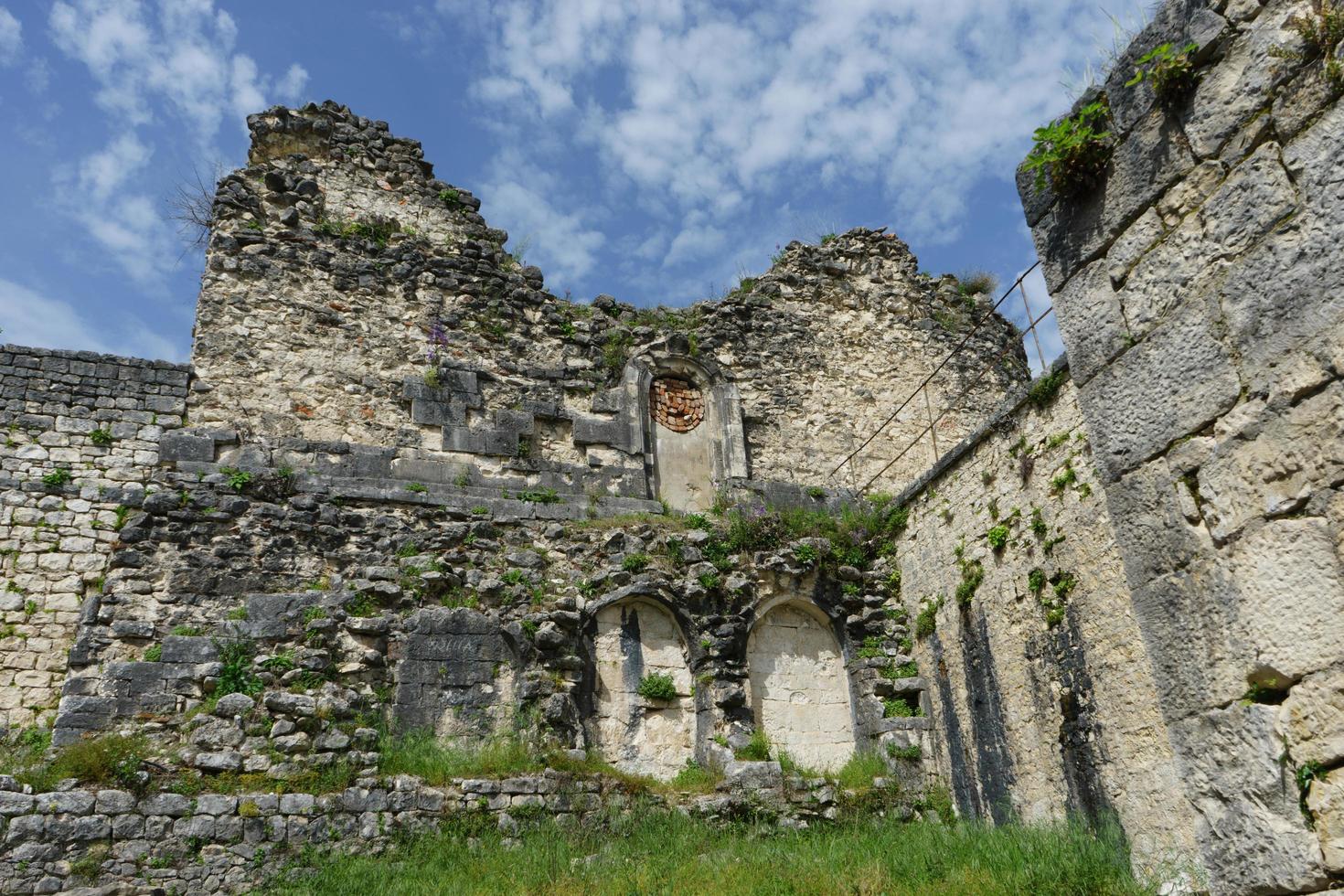 Partie d'un mur de forteresse d'Anacopia avec un ciel bleu nuageux à New Athos, Abkhazie photo