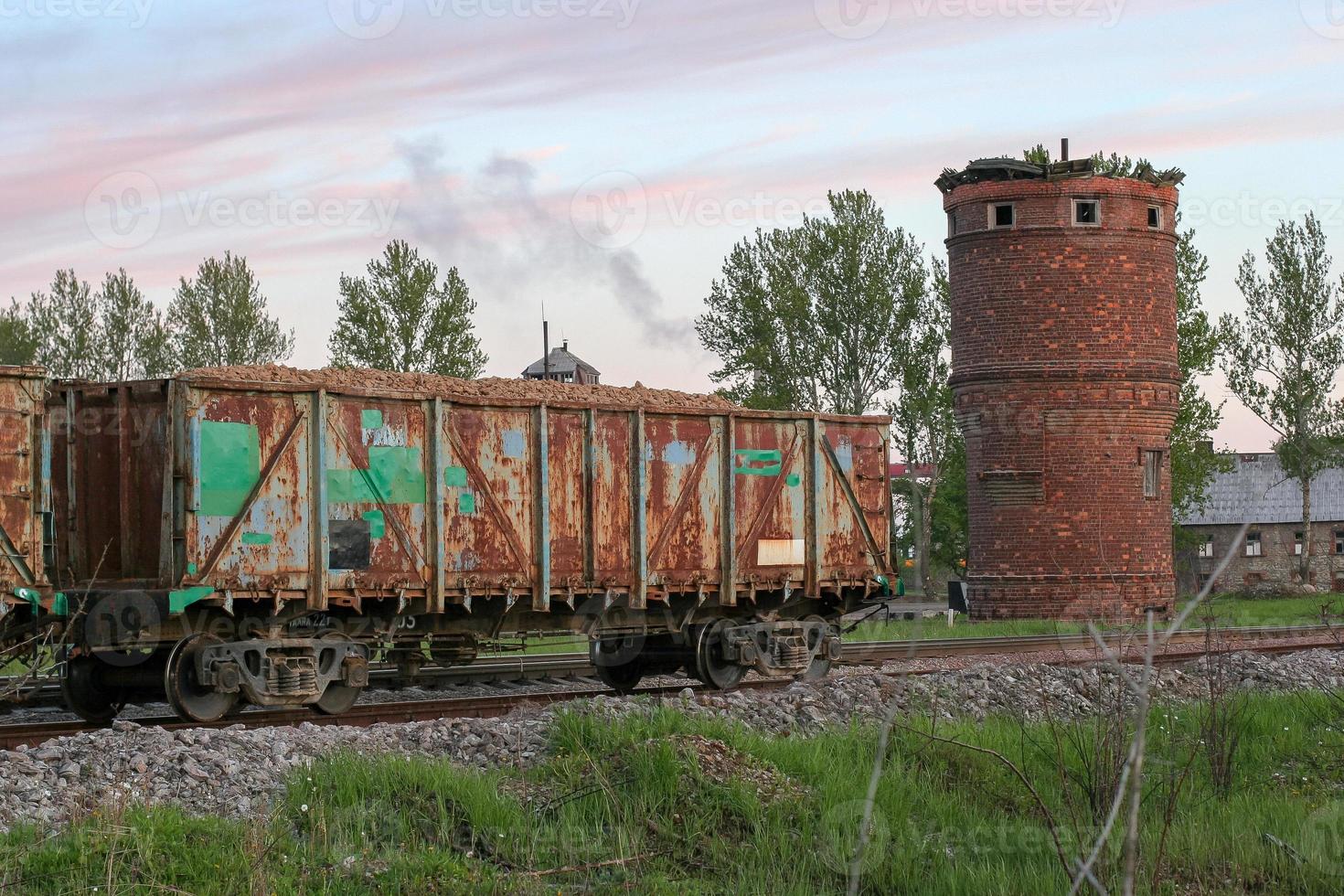 wagons rempli avec ardoise et un vieux rouge brique l'eau la tour. photo