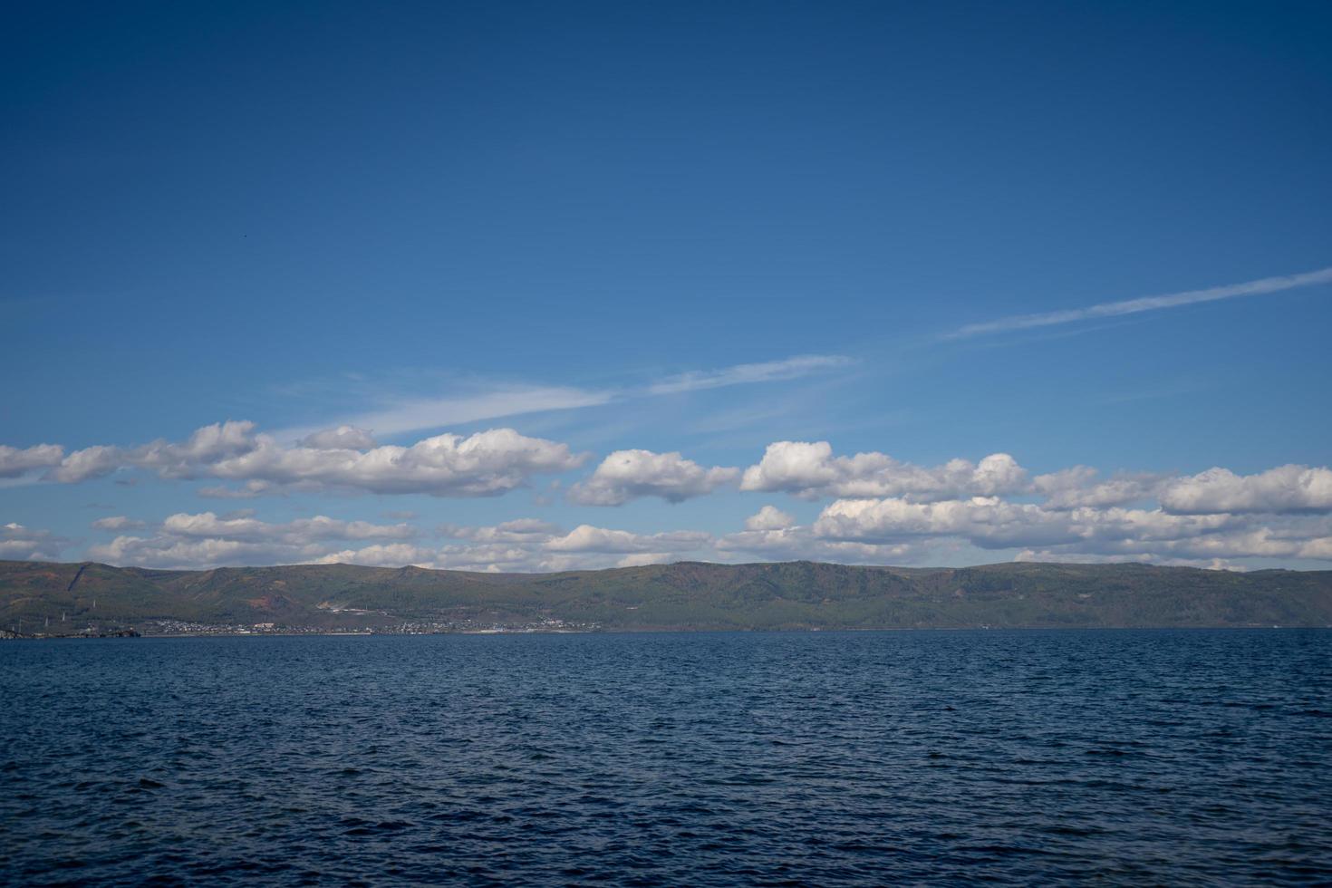 Paysage de montagnes et ciel bleu nuageux au lac Baïkal en Russie photo