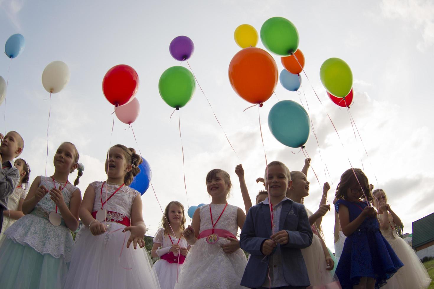 l'obtention du diplôme dans Jardin d'enfants. élégant les enfants diplômés de une Jardin d'enfants avec des ballons. photo