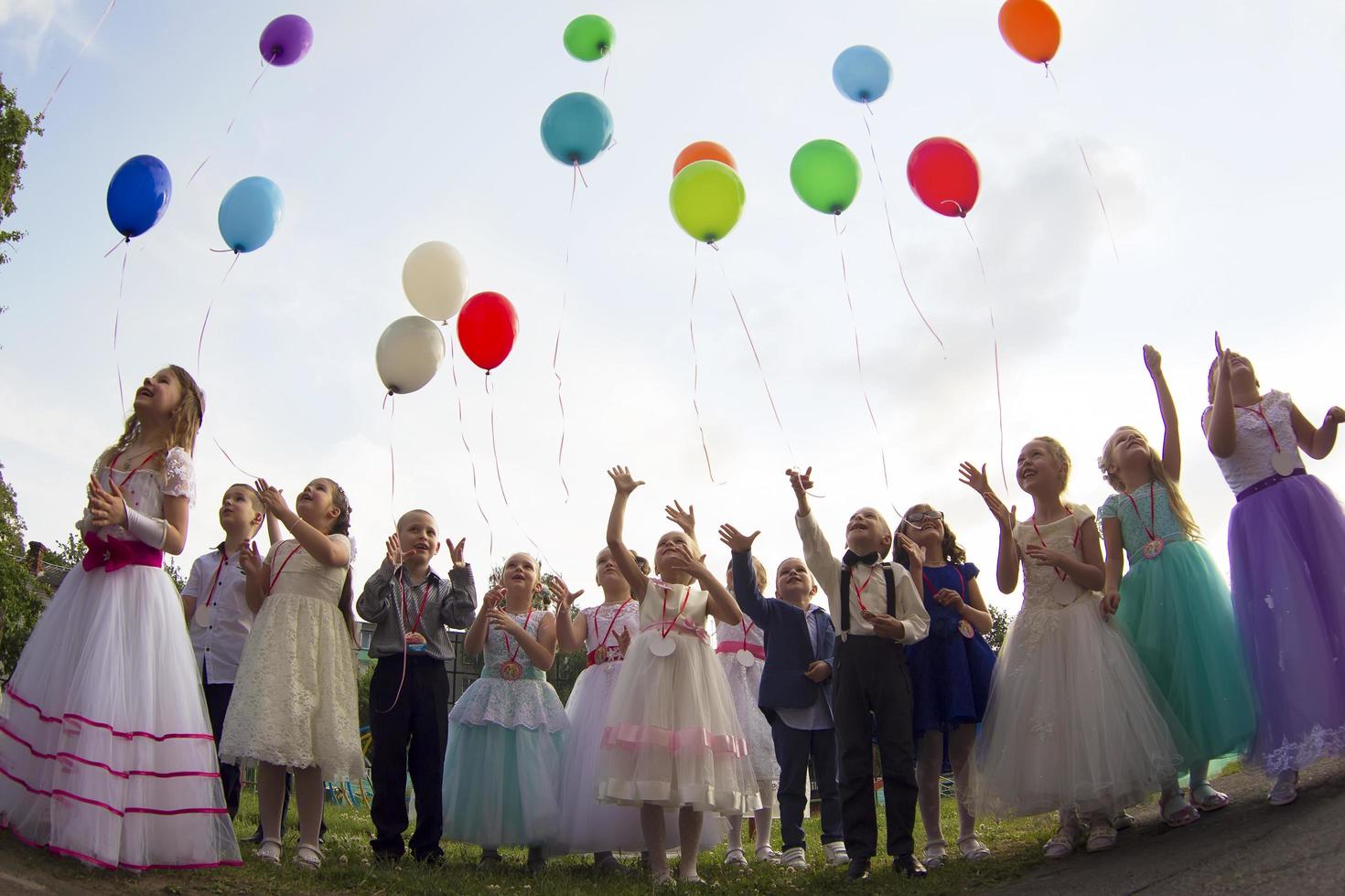 l'obtention du diplôme dans Jardin d'enfants. élégant les enfants diplômés de une Jardin d'enfants avec des ballons. photo