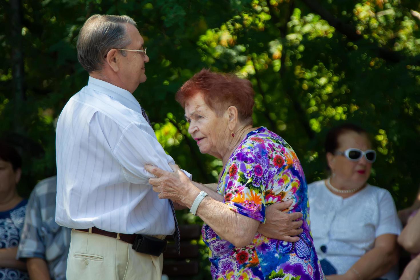 un personnes âgées couple dansant sur le Danse sol. actif retraités. photo