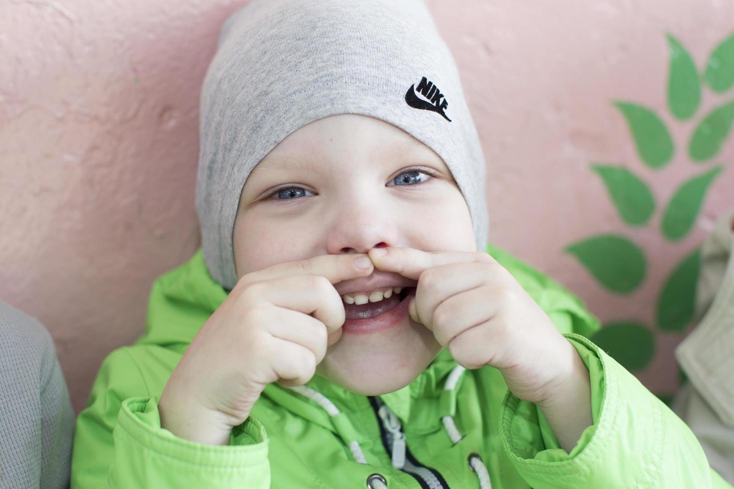 portrait de une marrant enfant d'âge préscolaire garçon avec une sourire photo