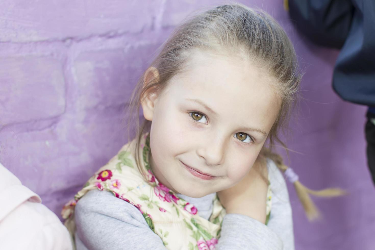 portrait de une magnifique peu fille. photo