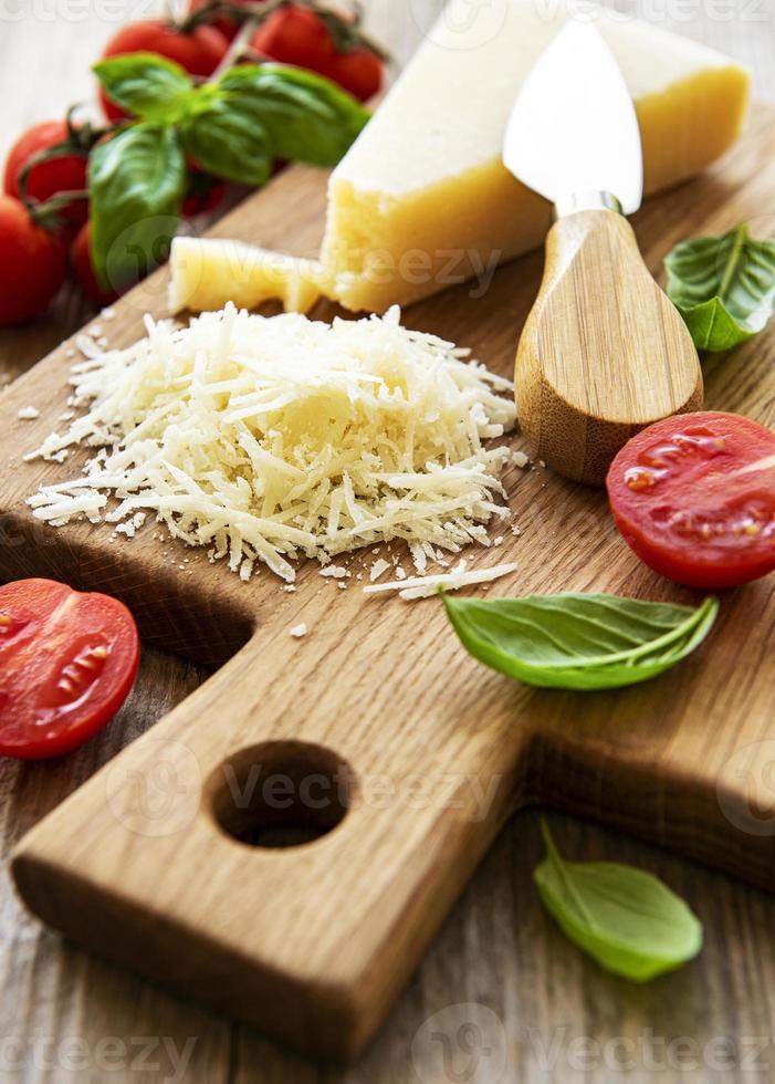 parmesan râpé au basilic et tomates photo