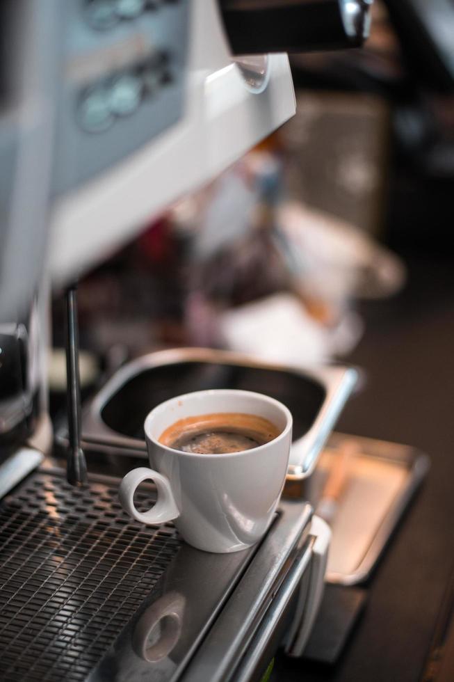 café noir matin sur une machine à café photo