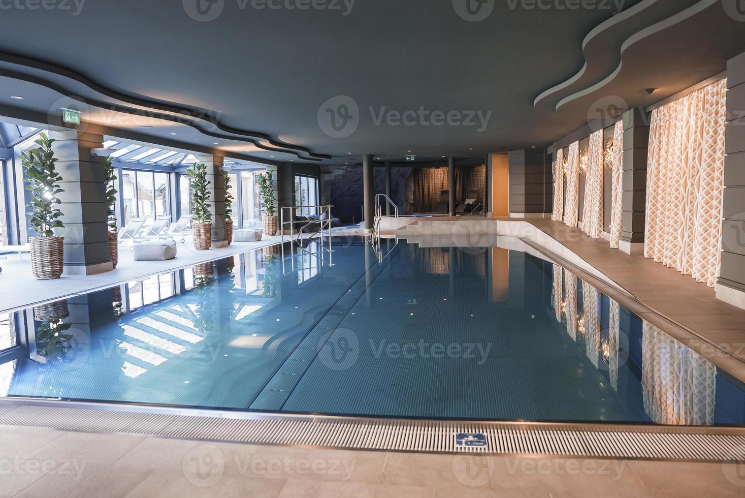 intérieur de luxe fantaisie Hôtel avec nager bassin photo