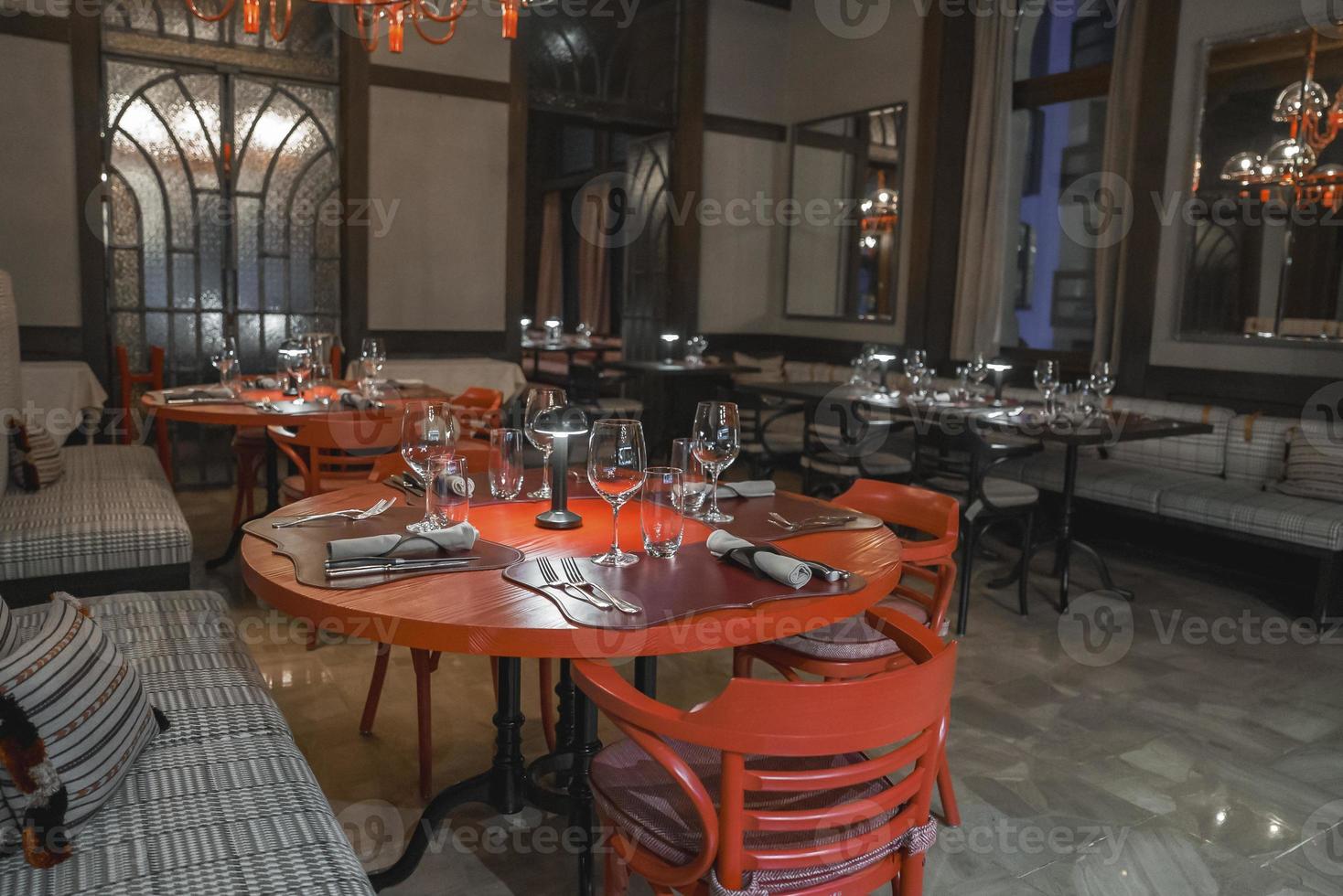 endroit réglage sur à manger les tables avec canapés et chaises dans restaurant photo