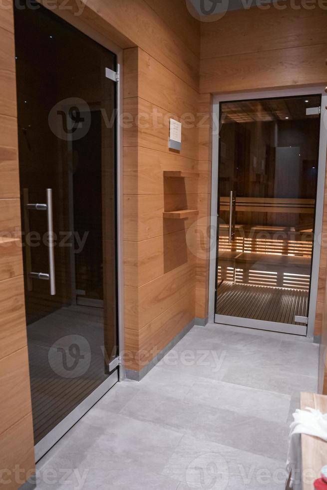 intérieur de luxe Hôtel avec fermé des portes et marron des murs photo