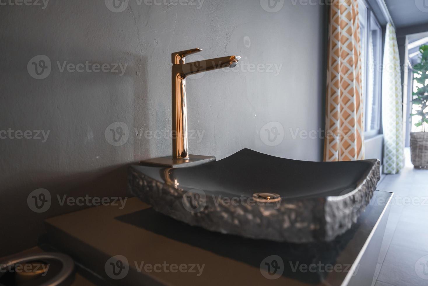 fermer de fantaisie Vide évier avec cuivre robinet dans luxe Hôtel photo