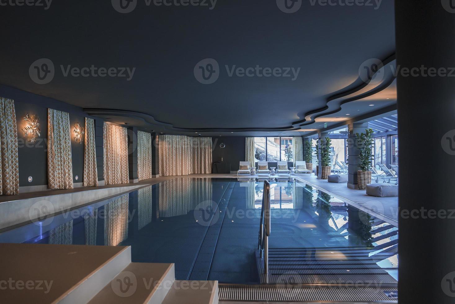 intérieur de luxe Hôtel avec nager bassin photo