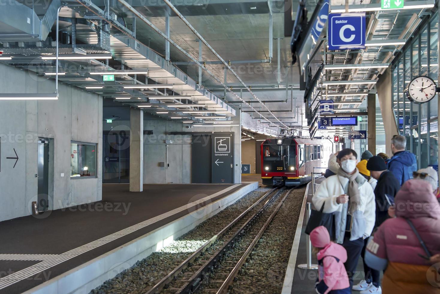 les passagers attendre à jungfrau chemin de fer station pour train photo