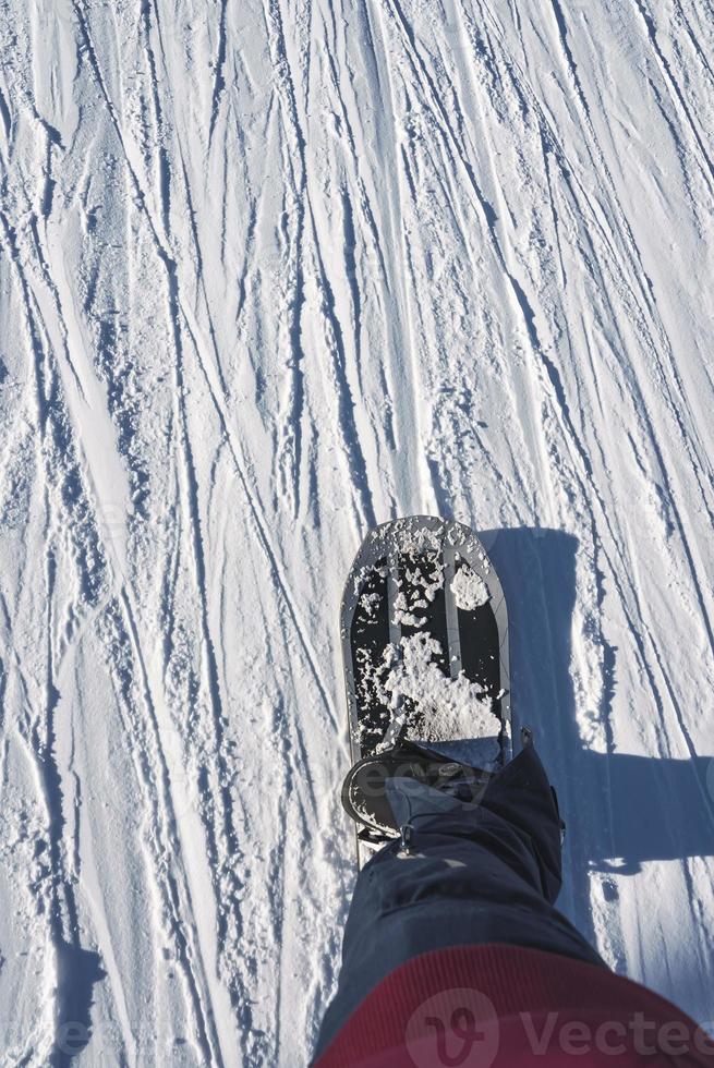 faible section de skieur portant bottes et ski permanent sur neigeux terre photo