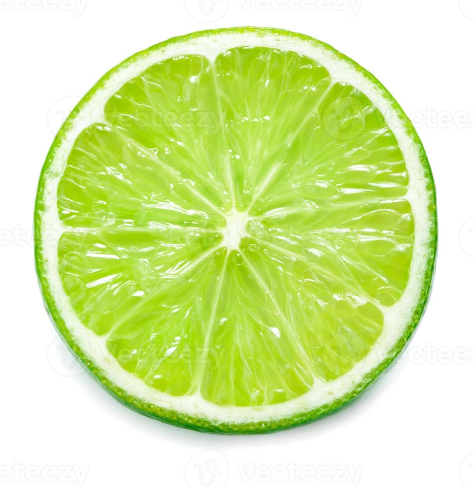 Seule tranche de citron vert isolé sur fond blanc photo
