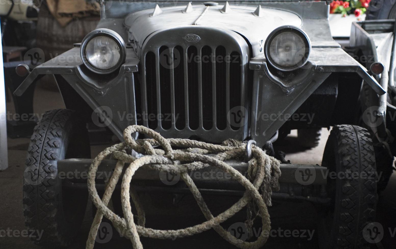 vieux ancien métal détails voiture dans le musée fermer photo