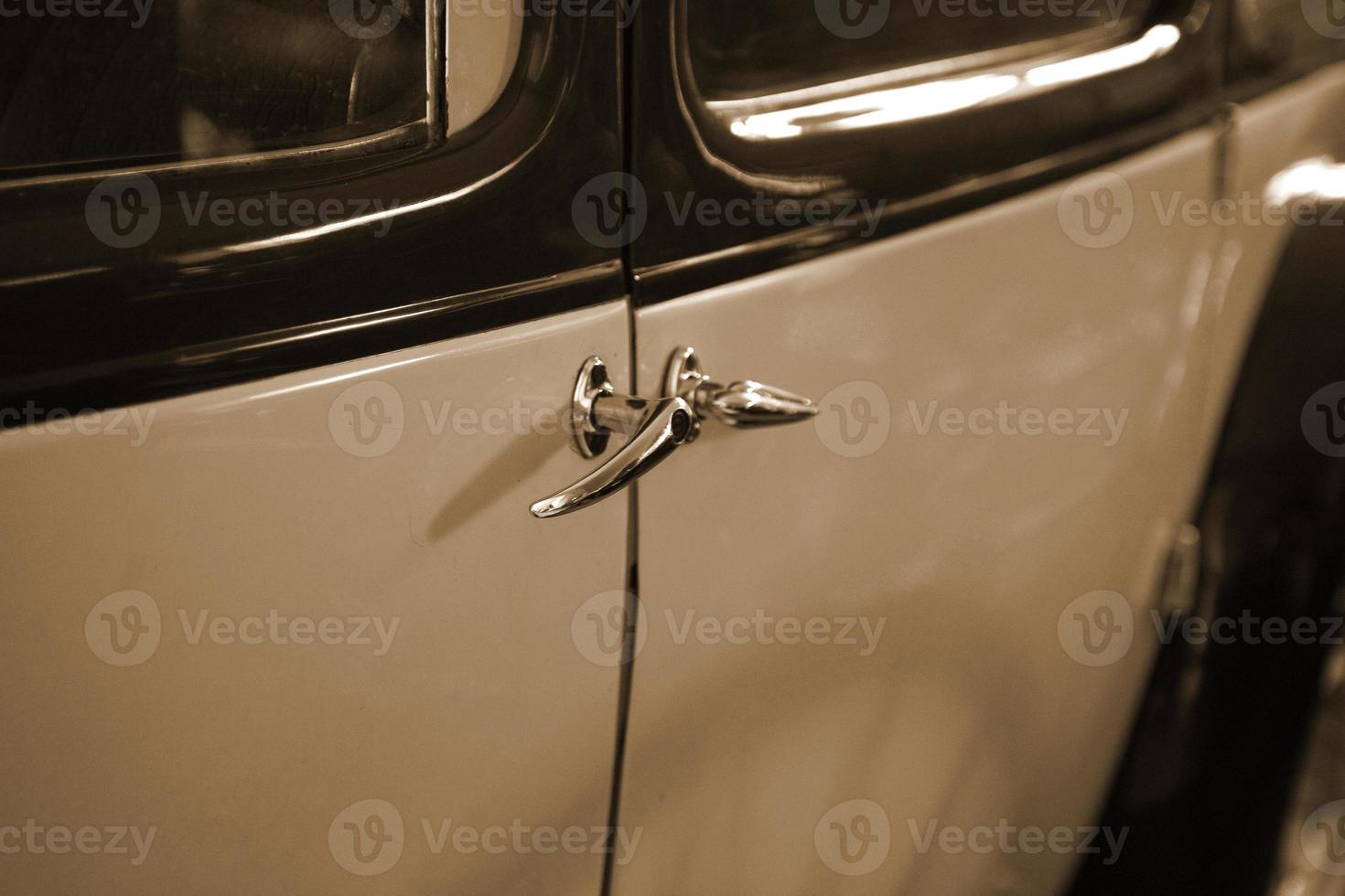 vieux ancien métal détails voiture dans le musée fermer photo