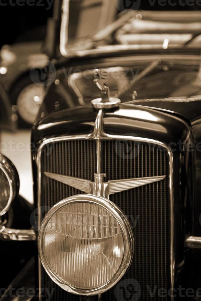 vieux ancien métal détails voiture dans le musée fermer photo