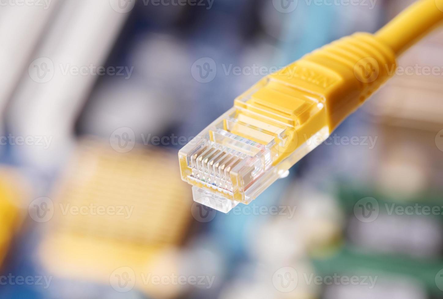 Vue rapprochée du câble Ethernet sur fond de carte mère floue photo