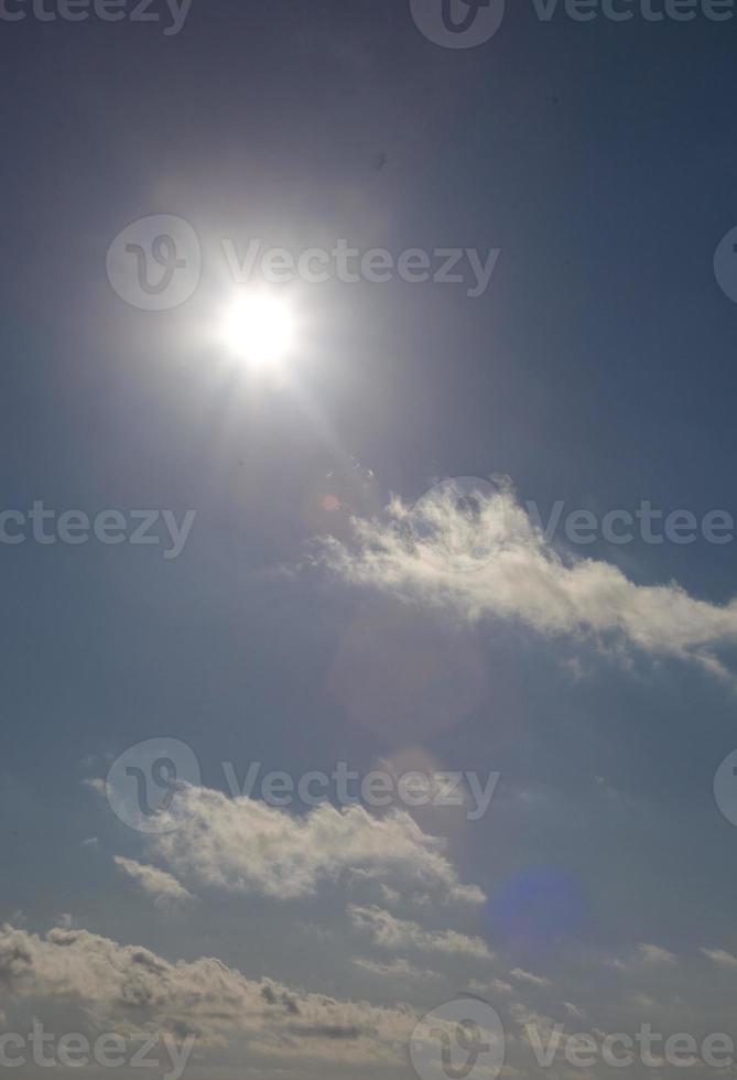 ciel bleu et nuages blancs photo