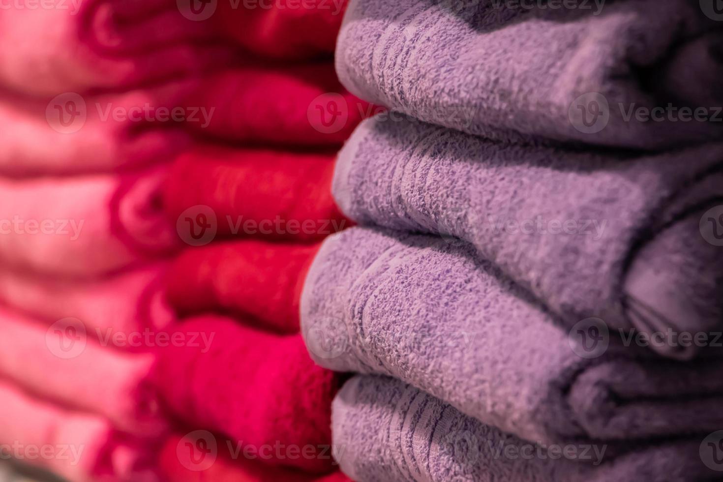 une pile de serviettes de bain en gros plan. accessoires de spa pour les soins de santé. photo