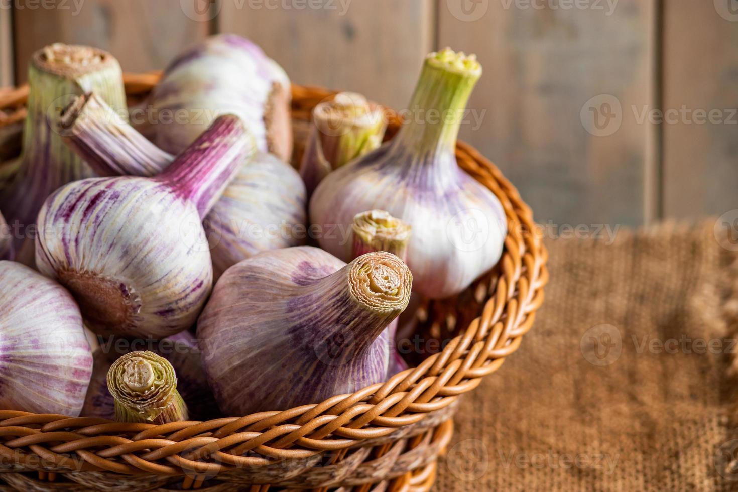 ail frais sur un fond en bois. épice parfumée pour la cuisine. photo