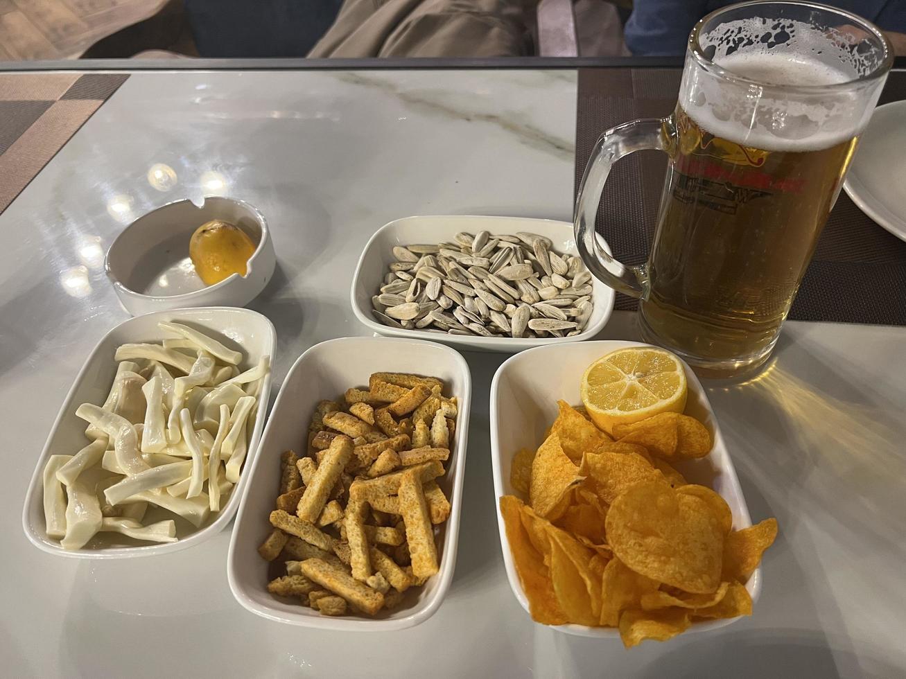 collations et Bière sur le table dans une pub. proche en haut photo