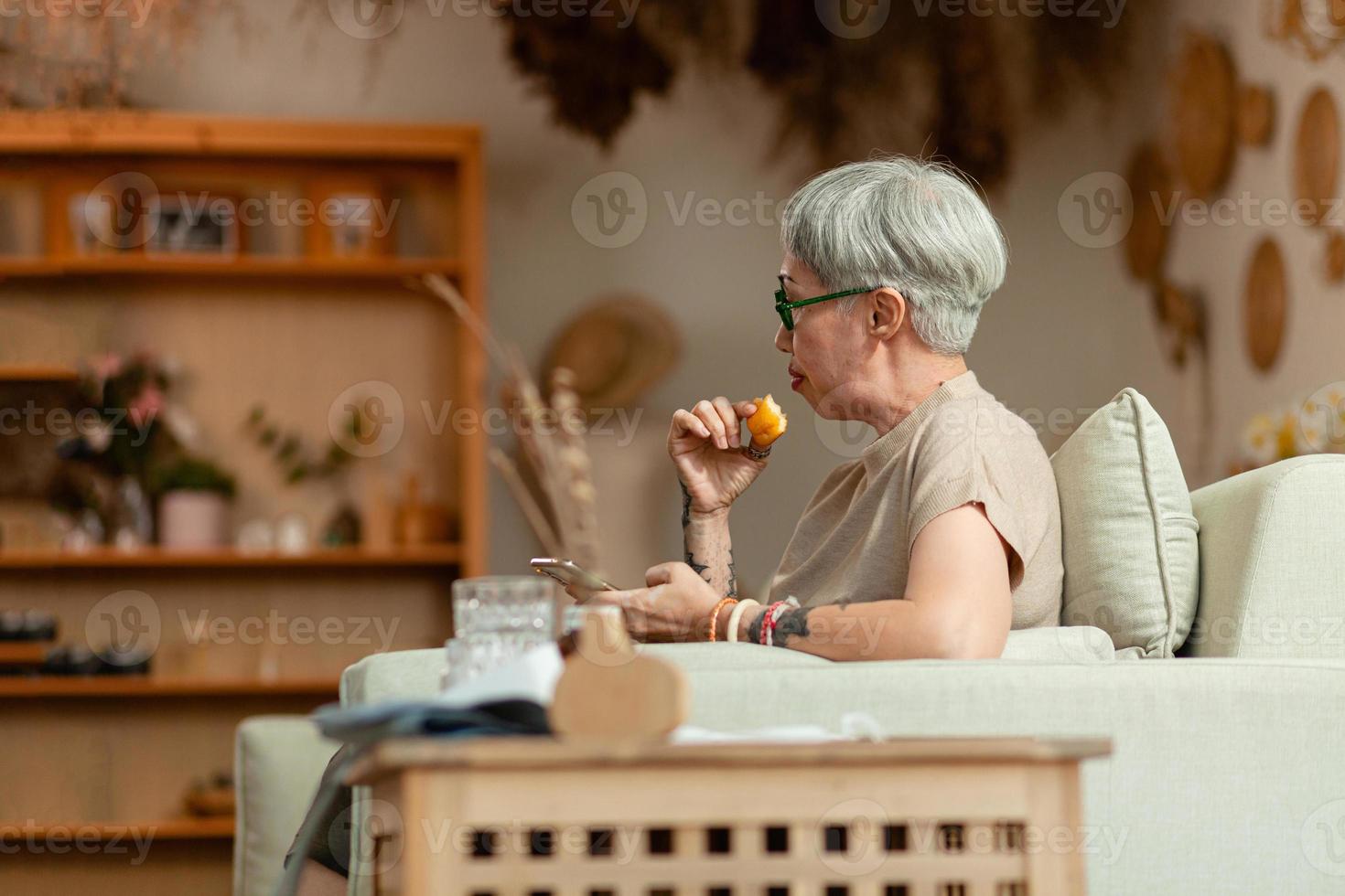 fermer de une verre de l'eau et pilules sur une table dans le maison. personnes âgées femme et générique Accueil remèdes. maladies de le personnes âgées photo