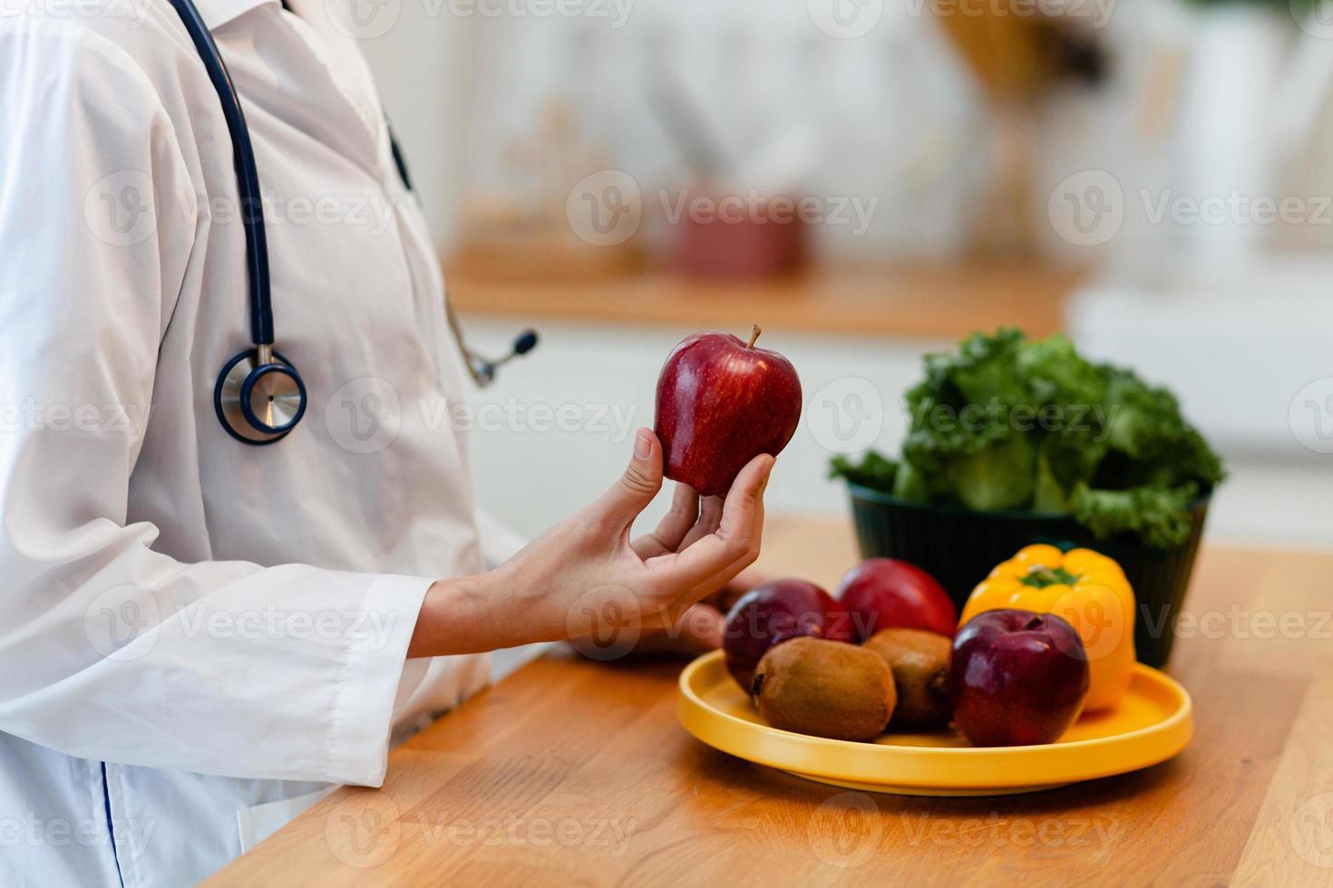 fermer, santé nutritionniste et schématique diagramme de une régime avec divers en bonne santé des produits dans le cuisine. nutrition notions, santé symptômes, santé se soucier. photo