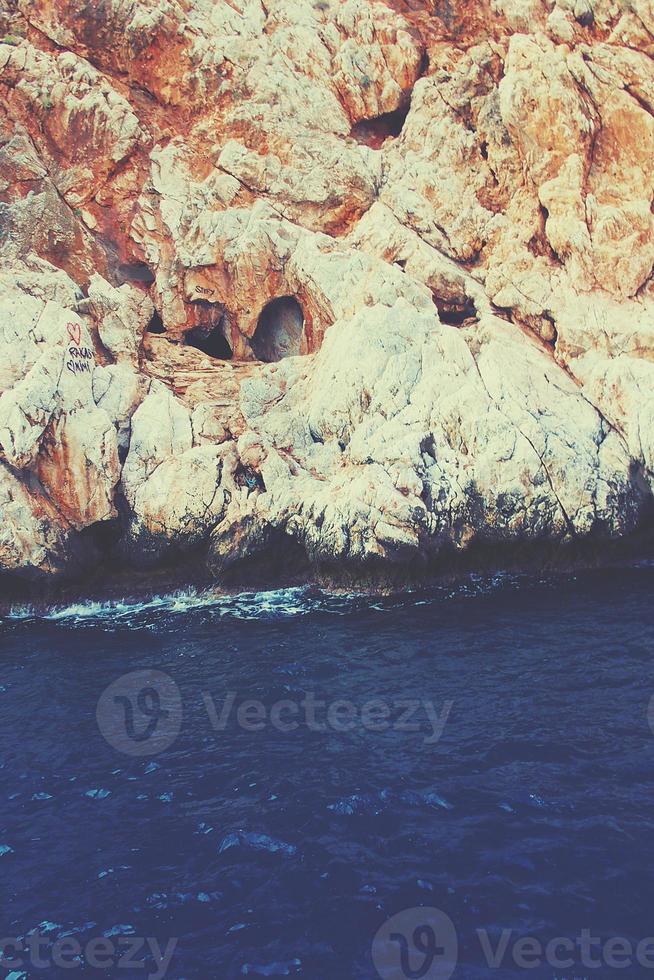 méditerranéen paysage et rochers dans le turc ville de Alanya sur une chaud été après midi photo