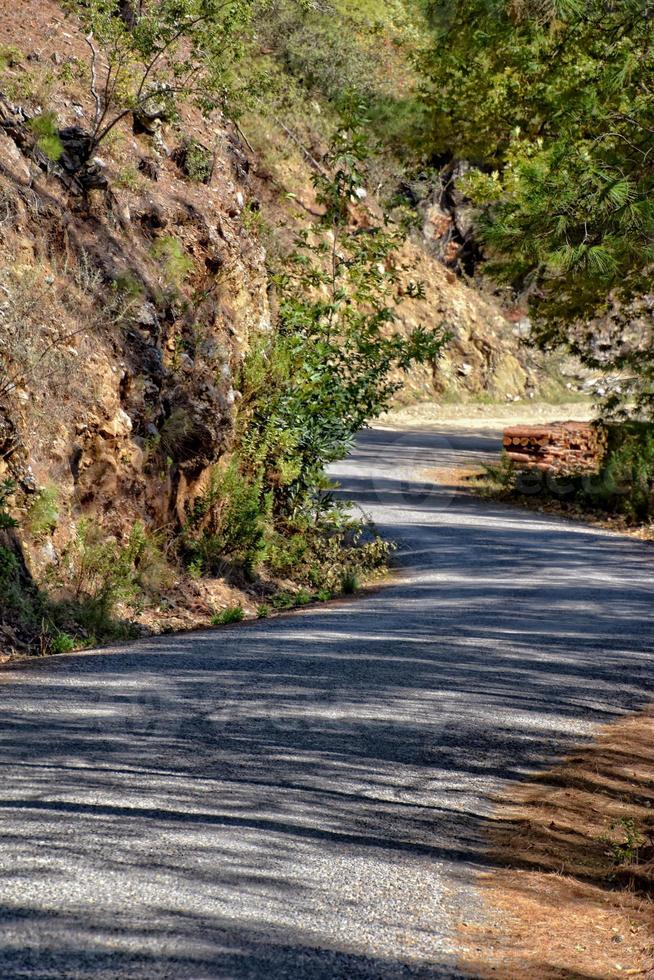 vide gravier route dans le montagnes de dinde sur une chaud été journée photo