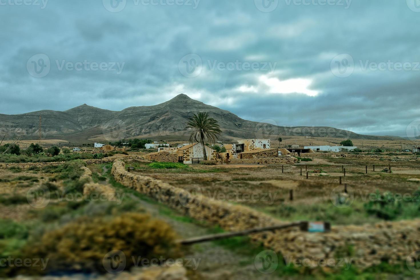 vide mystérieux montagneux paysage de le centre de le canari île Espagnol fuerteventura avec une nuageux ciel photo