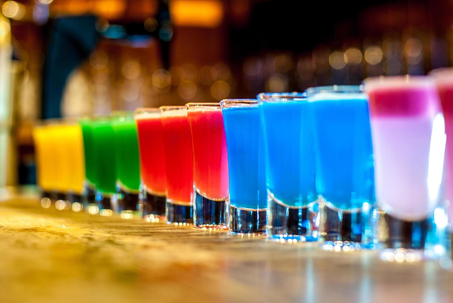 cocktails colorés sur un stand de bar photo