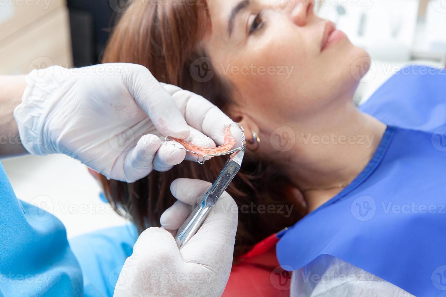 orthodontique spécialiste dentiste ajustement une retenue pour une femelle patient photo