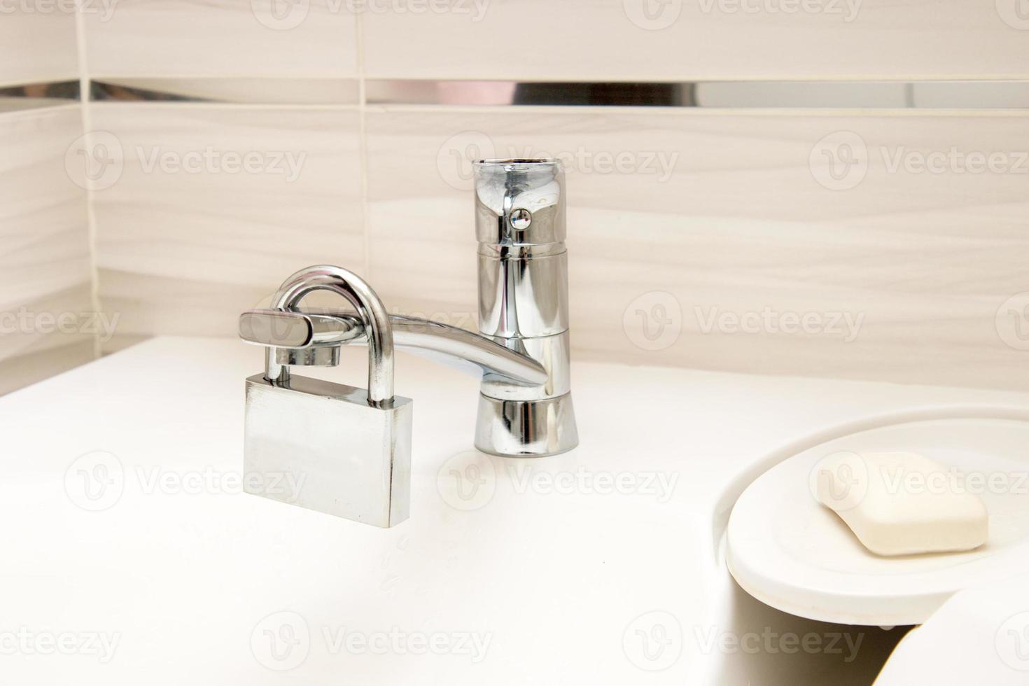 cadenas sur le l'eau robinet dans le salle de bains, utilitaire factures photo