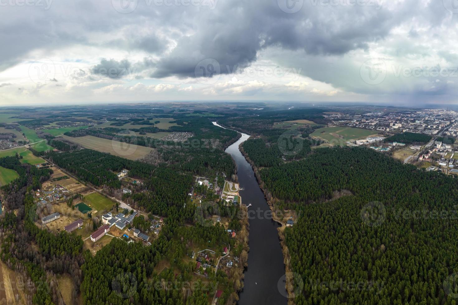 vue panoramique d'une haute altitude d'une rivière sinueuse dans la forêt photo