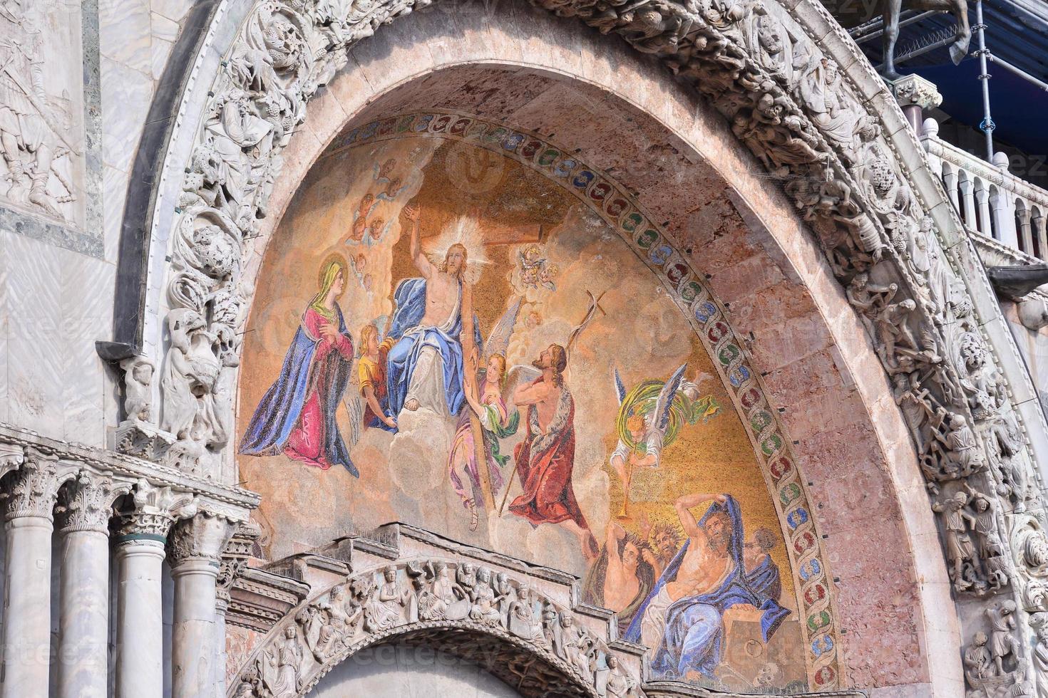 une fresque sur une église dans Venise photo