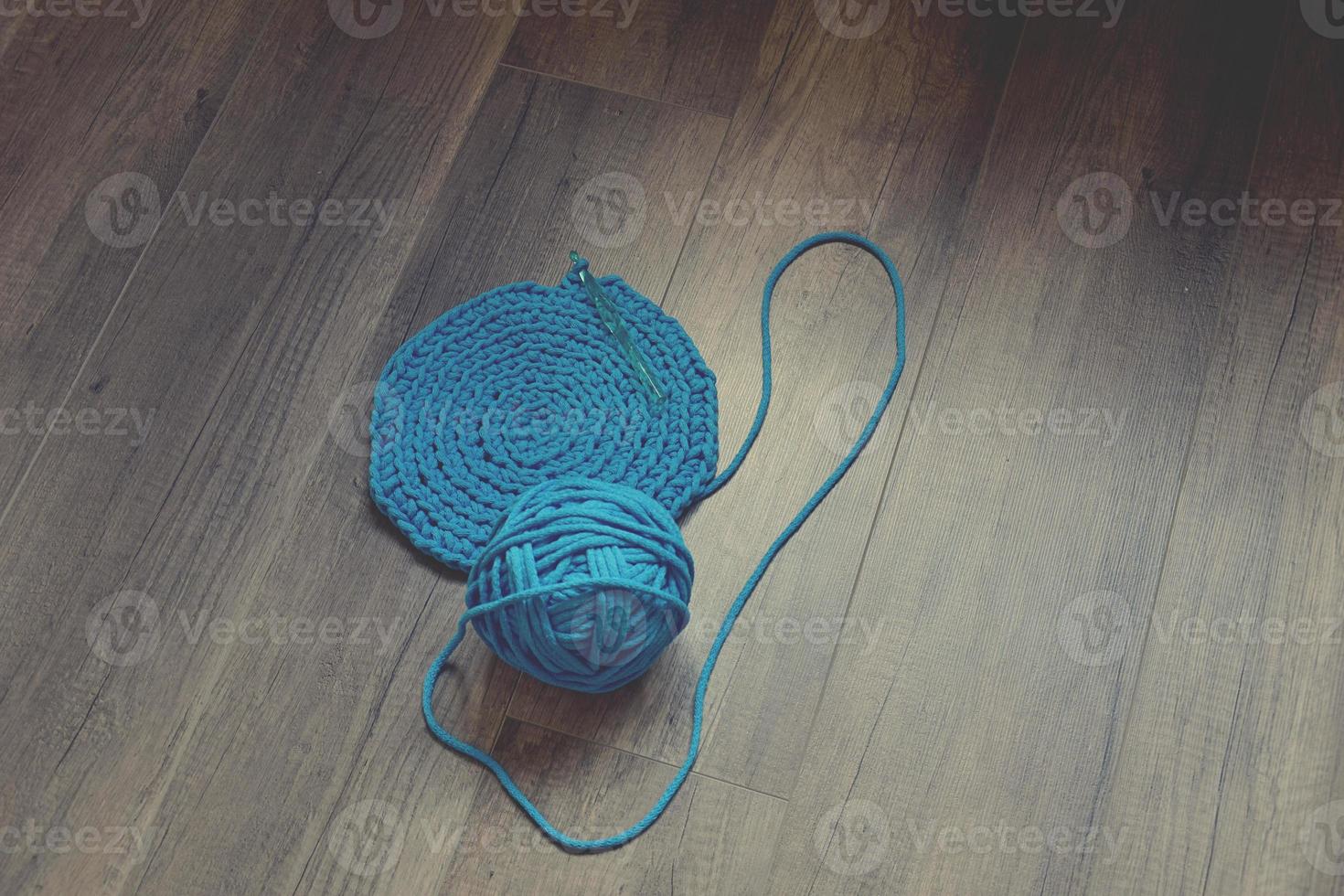 bleu crochet tricot Manuel tampon sur le table main tricot, photo