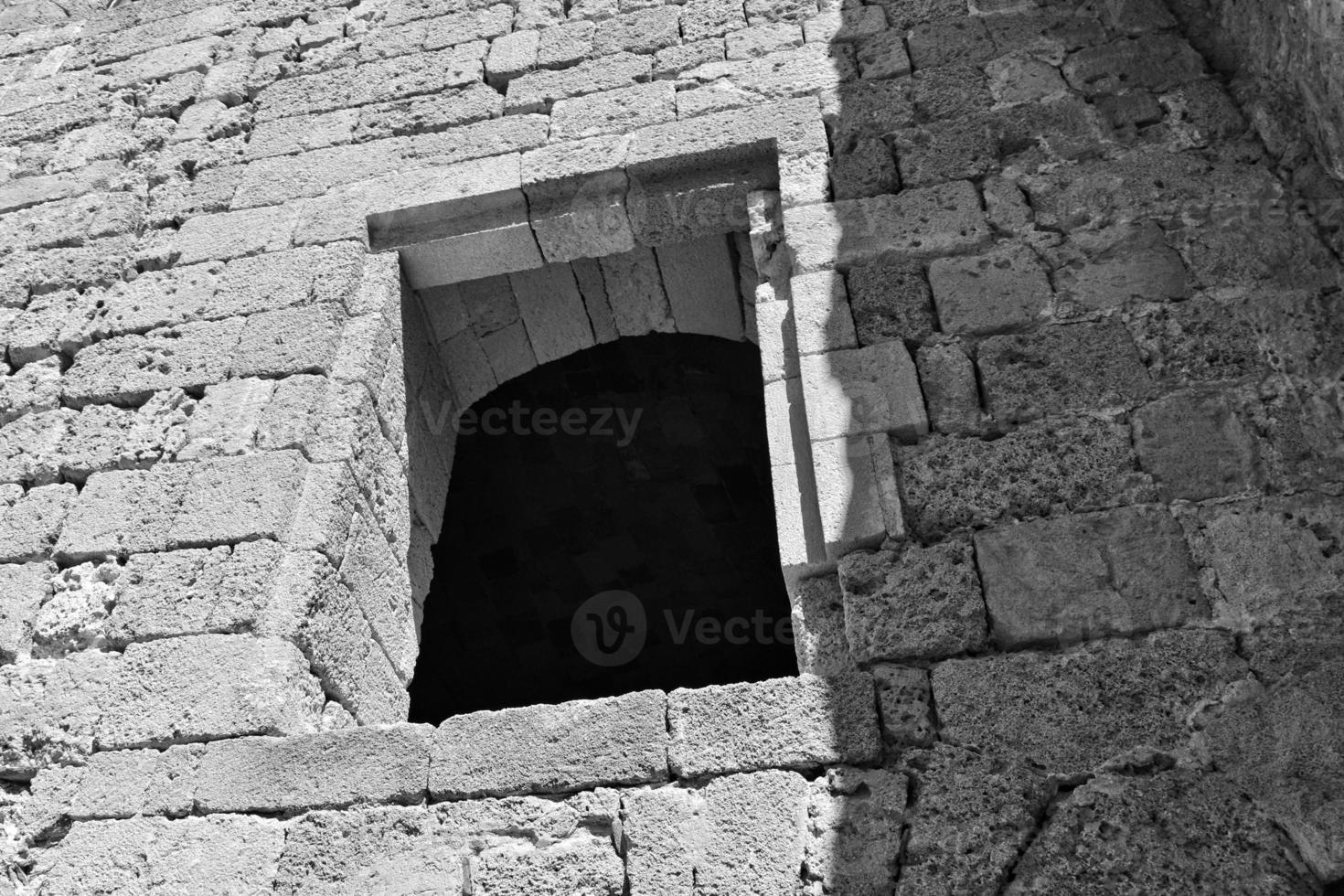 vieux antique pierre ruines sur une chaud été journée sur le grec île de Rhodes dans Lindos photo