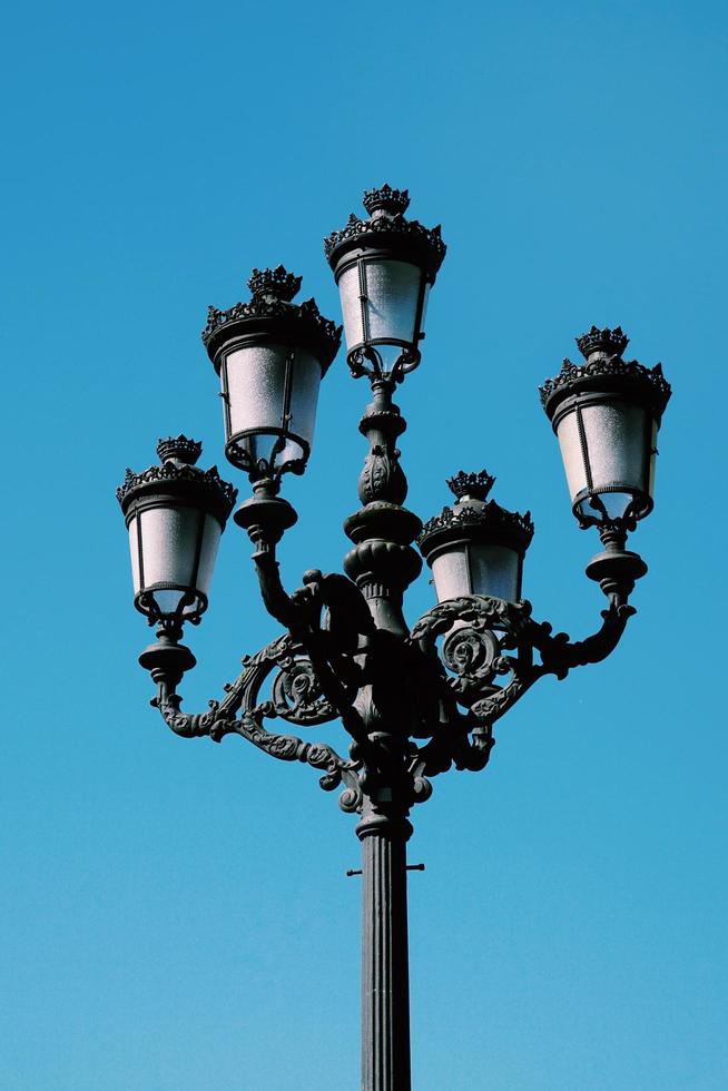 lampadaires dans la ville photo