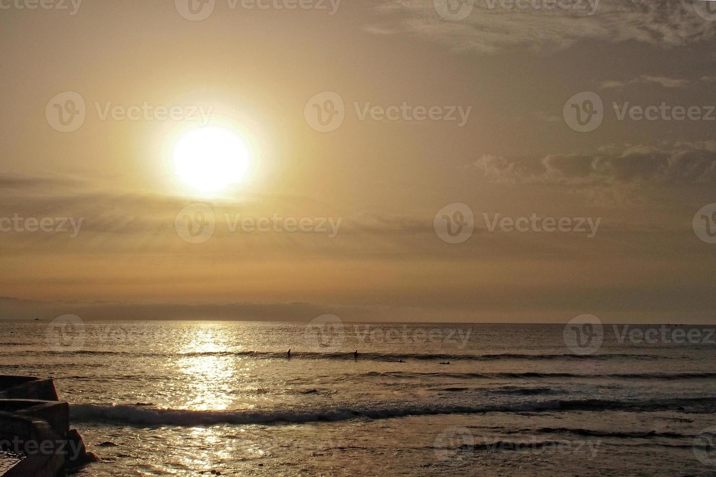 pittoresque océan paysage avec le réglage Soleil dans une tropical pays pendant été vacances photo