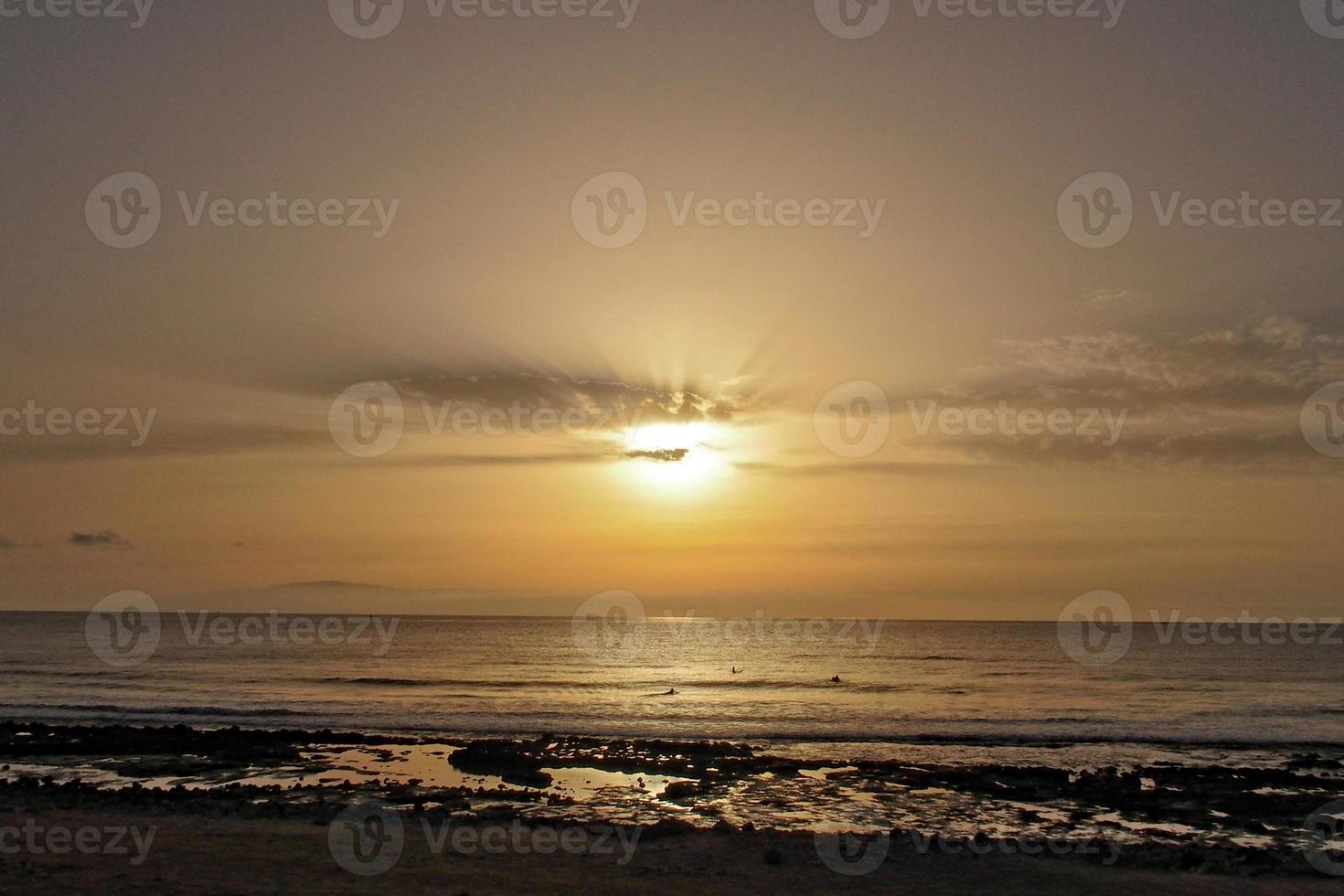 pittoresque océan paysage avec le réglage Soleil dans une tropical pays pendant été vacances photo