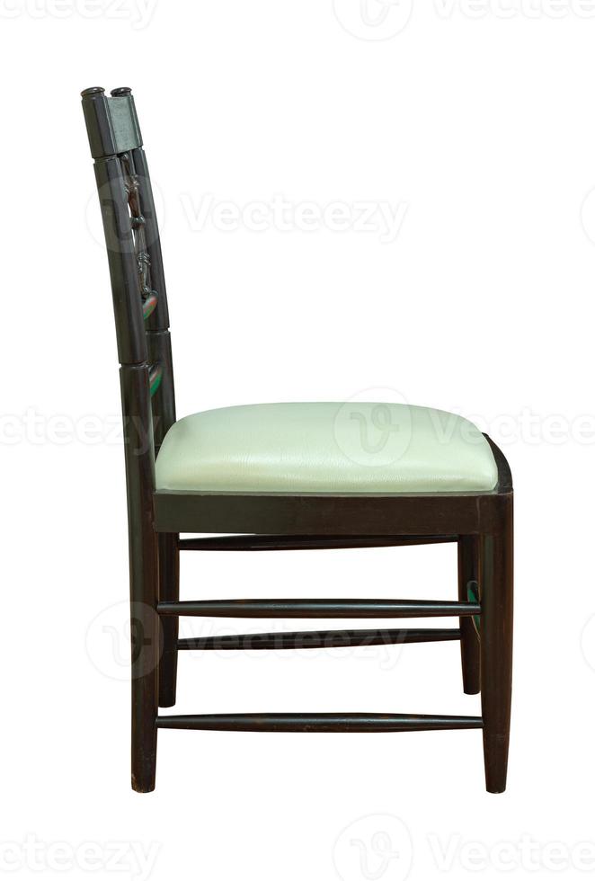 côté vue de en bois chaise avec cuir siège isolé sur blanc Contexte avec coupure chemin photo