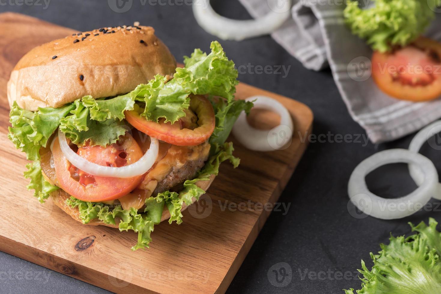 Hamburger sur noir arrière-plan, déchet nourriture photo