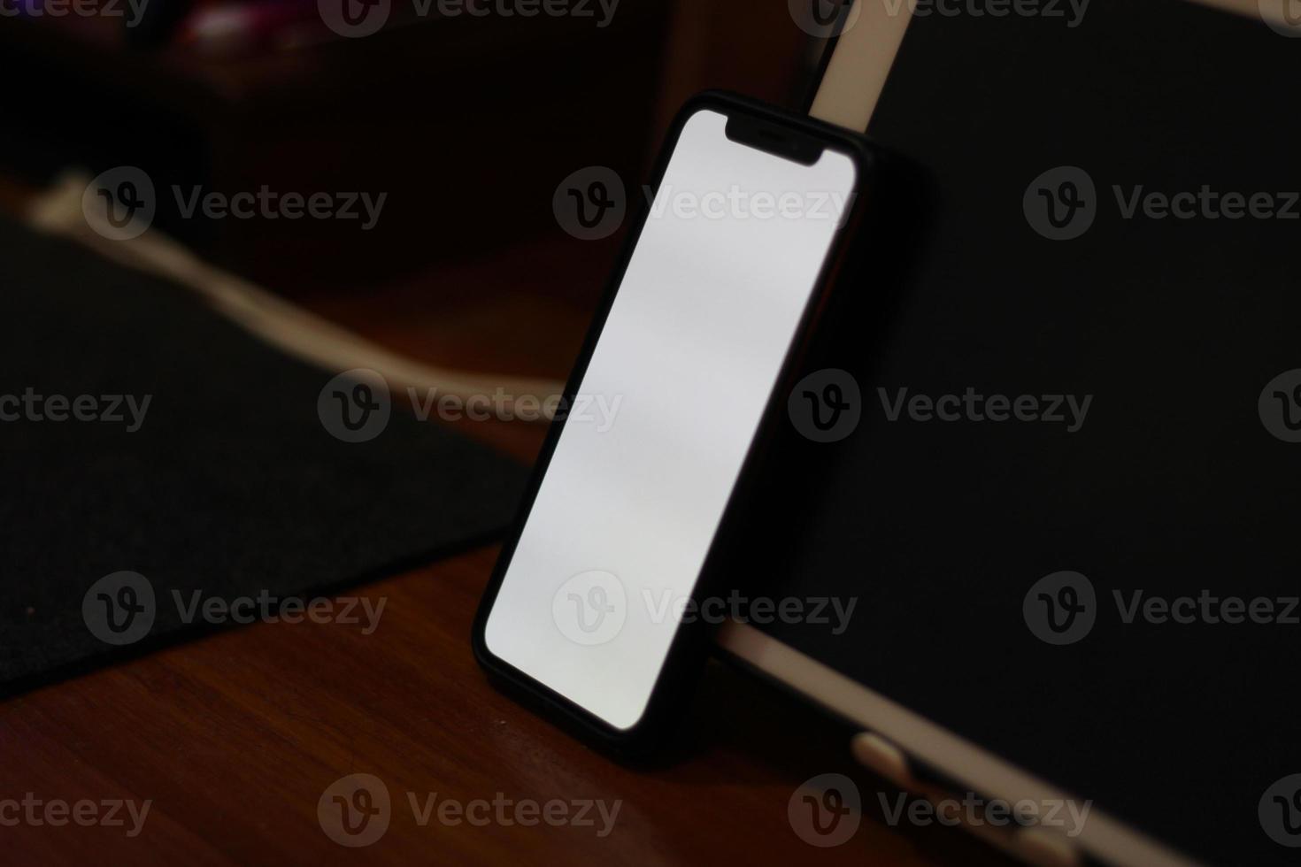photo de un vide cellule téléphone avec blanc écran sur le table