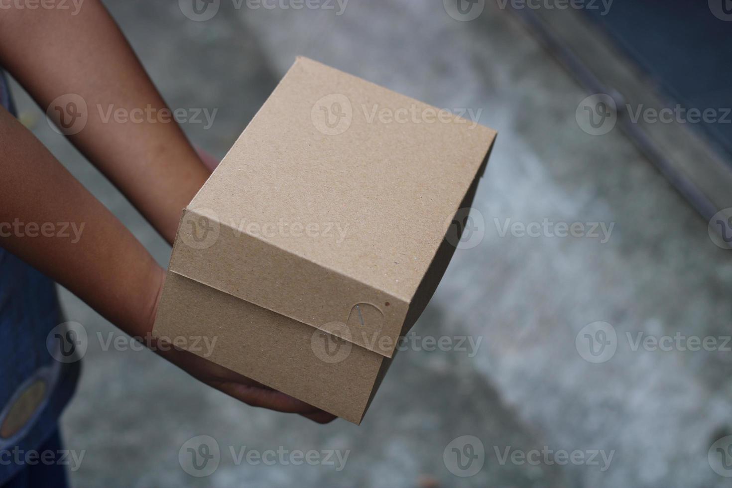 vide marron papier carton photo tenue dans main