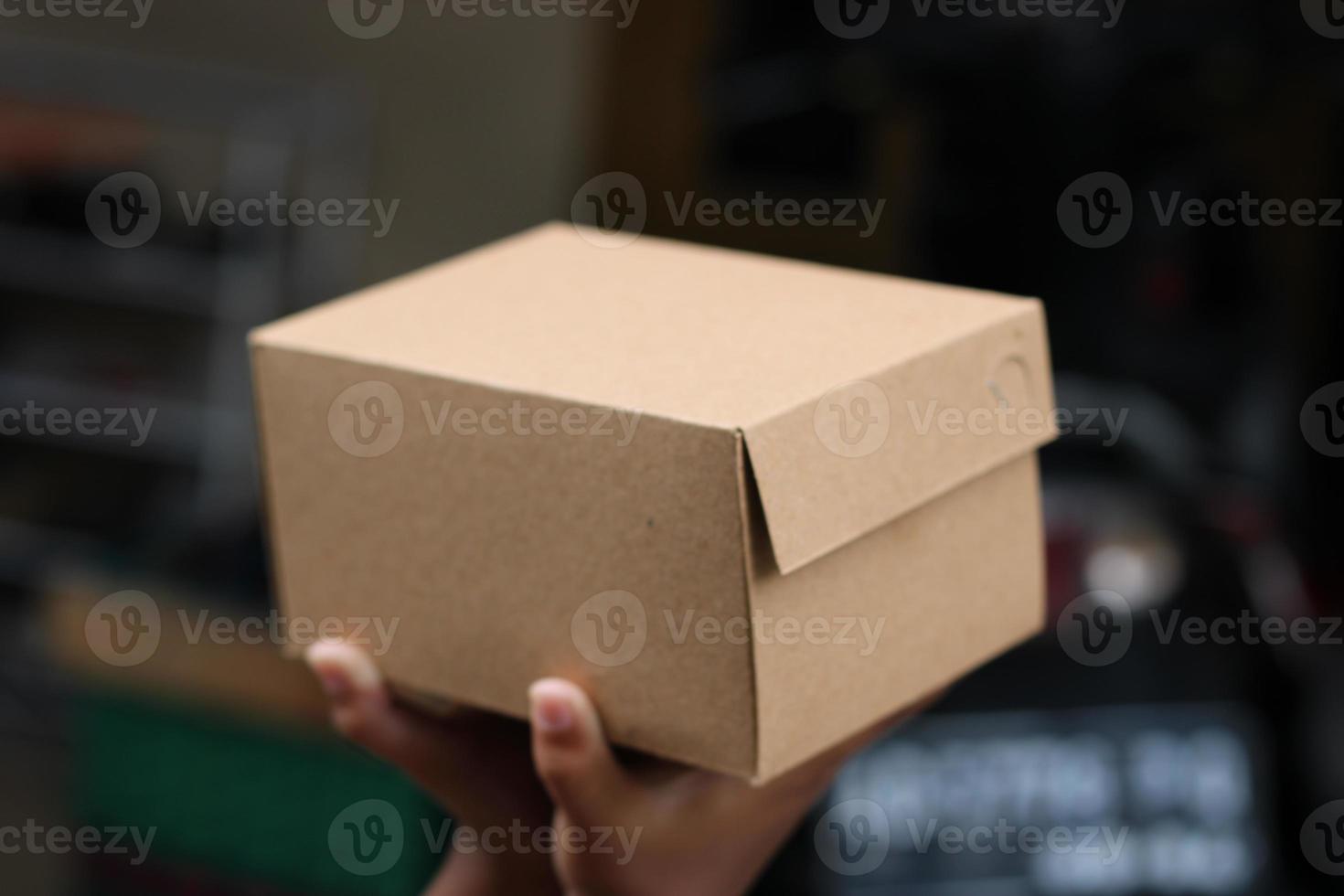 vide marron papier carton photo tenue dans main